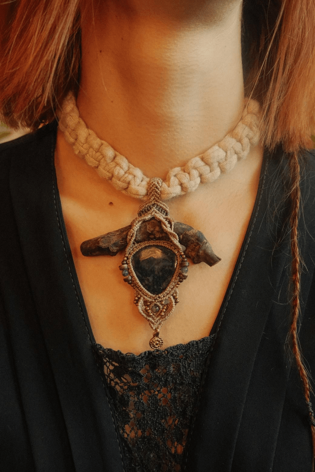 Collier branche de vigne et agate mousse