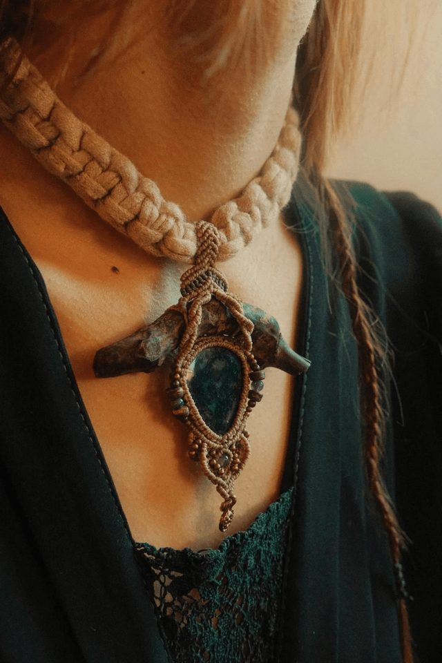 Collier branche de vigne et agate mousse