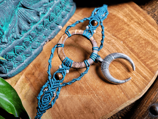 Ras de cou noix de coco, pendentif lune et oeil de tigre